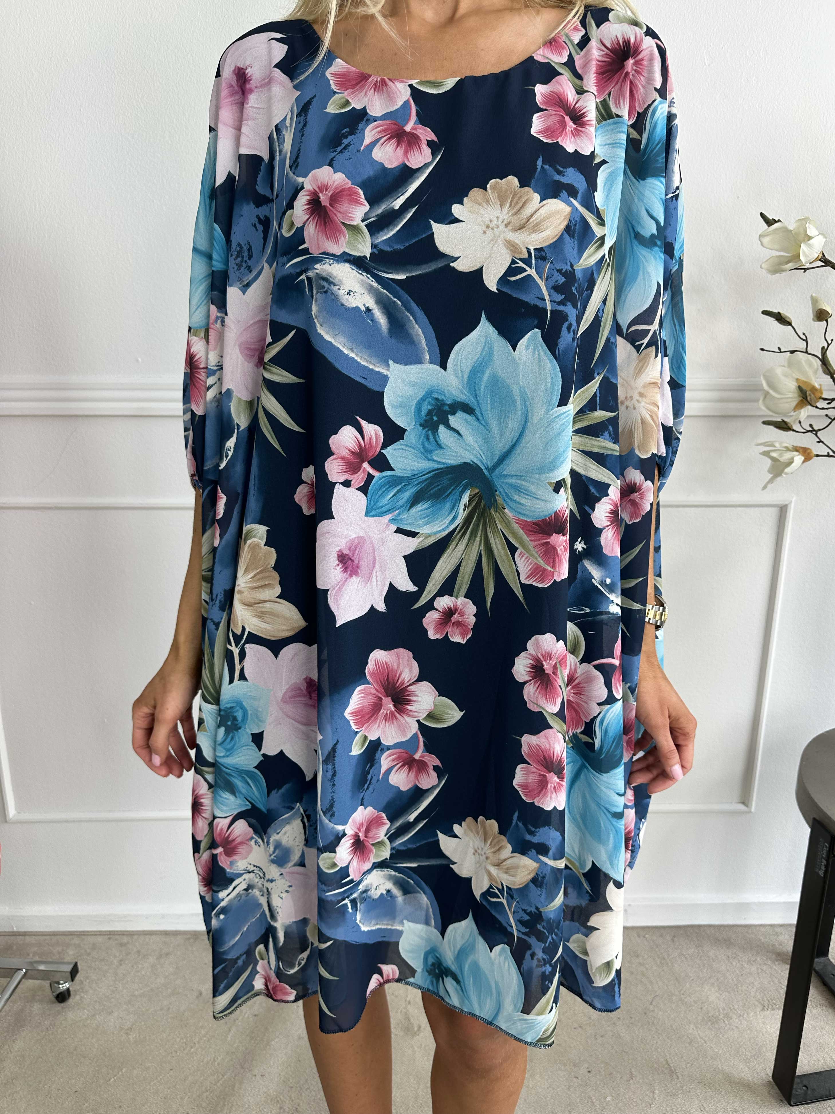 Sabine - Söt klänning med fladdermusärmar